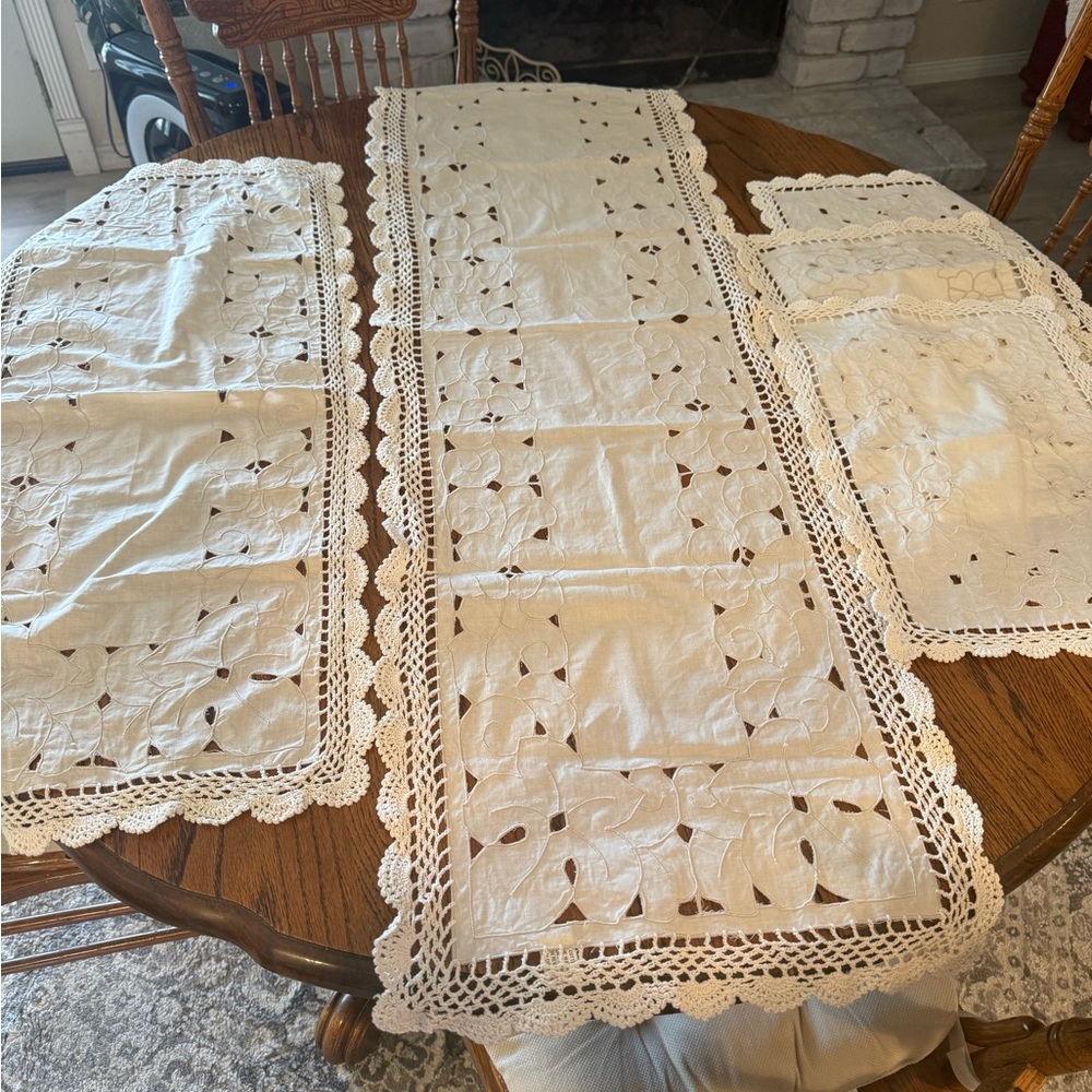 VINTAGE CROCHET-EDGED IVORY EMBROIDERED (W/ Cut-OUTS) 3 PLACEMATS, 2 RUNNERS SET